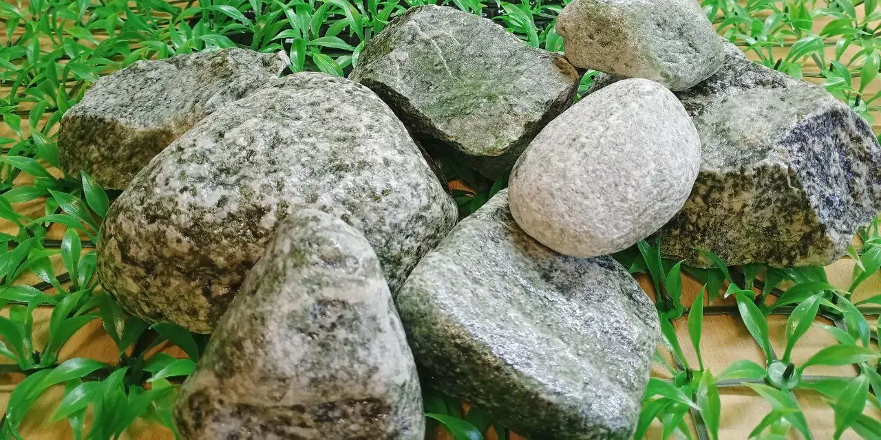 Какой жадеит лучше: колотый или шлифованный?