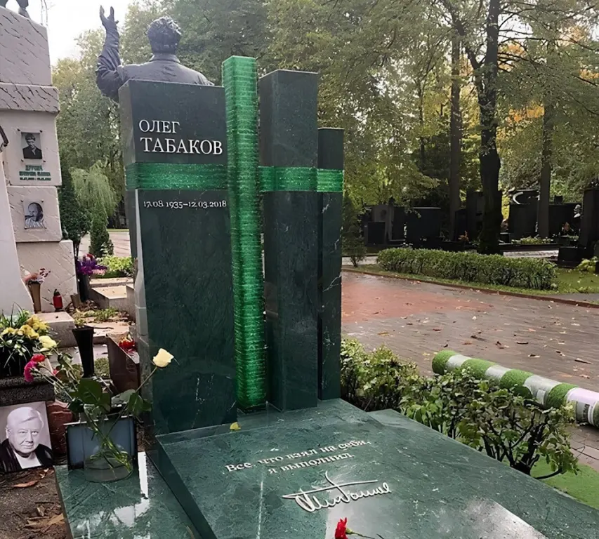 Памятник на могиле Олега Табакова