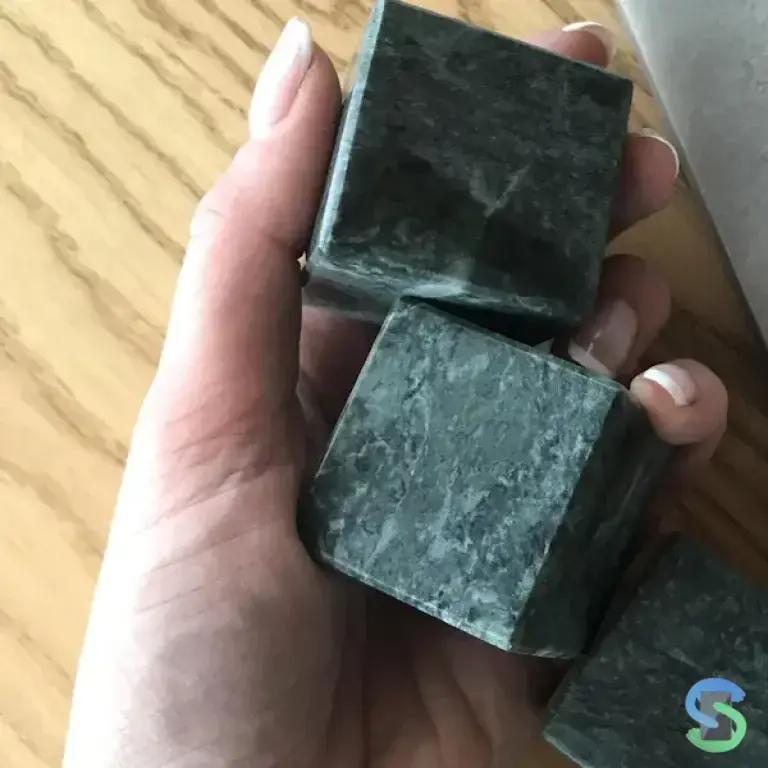 Змеевик "Кубики" полированные 4х4х4 см.