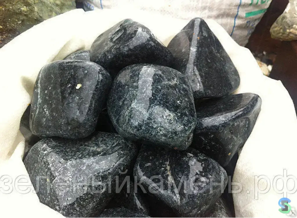 Пироксенит "Темный рыцарь" (Хакасия)